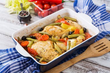 Pişmiş, diyet ve sağlıklı tavuk fileto sebze ile