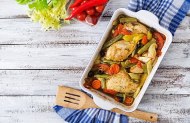 Pişmiş, diyet ve sağlıklı tavuk fileto sebze ile