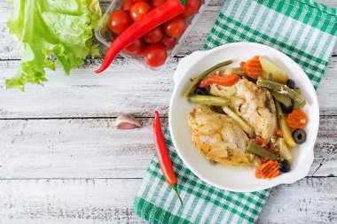 Pişmiş, diyet ve sağlıklı tavuk fileto sebze ile