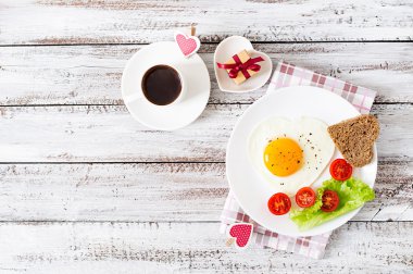 Sevgililer günü - kızarmış yumurta ve ekmek bir kalp şeklinde Servis Kahvaltı