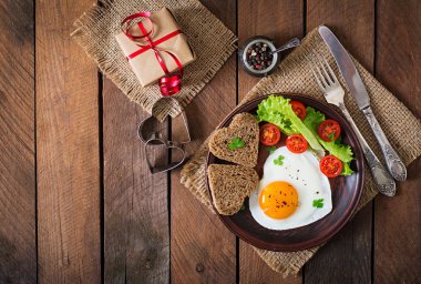 Sevgililer günü - kızarmış yumurta ve ekmek bir kalp şeklinde Servis Kahvaltı