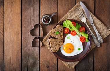 Sevgililer günü - kızarmış yumurta ve ekmek bir kalp şeklinde Servis Kahvaltı