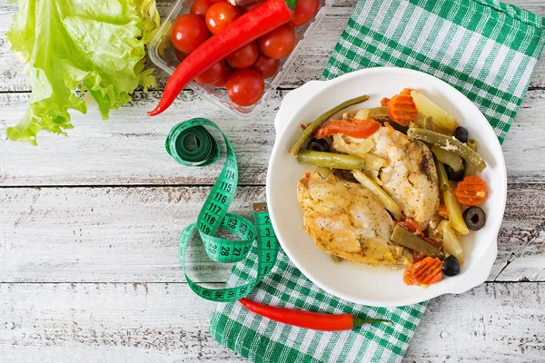 Al forno, dieta e sano un filetto di pollo con verdure — Foto Stock