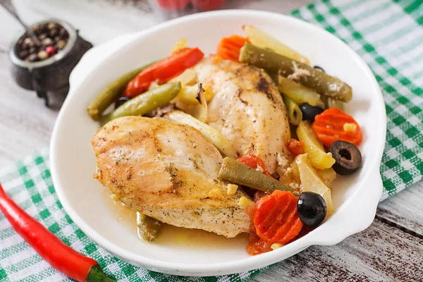 Al forno, dieta e sano un filetto di pollo con verdure — Foto Stock