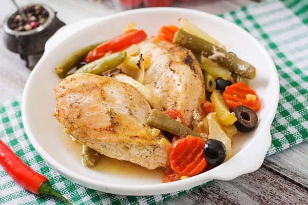 Assado, dieta e saudável um filete de frango com legumes — Fotografia de Stock
