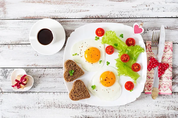 Sevgililer günü - kızarmış yumurta ve ekmek bir kalp şeklinde Servis Kahvaltı — Stok fotoğraf