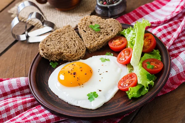 Breakfast on Valentine's Day - fried eggs and bread in the shape of a heart — Stock Photo, Image