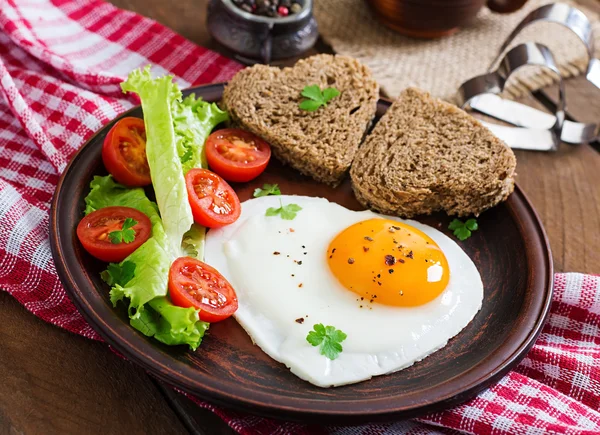 Breakfast on Valentine's Day - fried eggs and bread in the shape of a heart — Stock Photo, Image