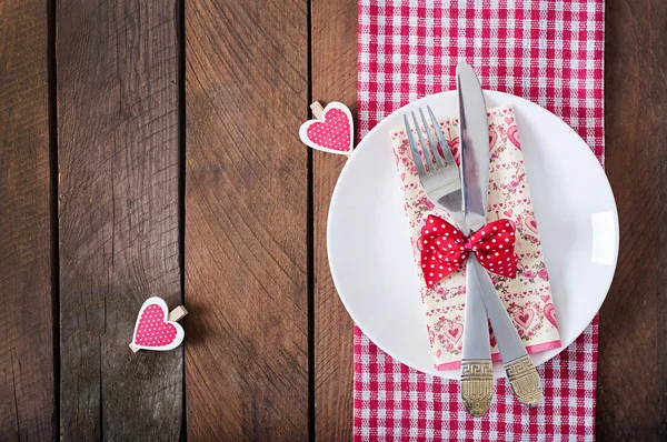 Ajuste de mesa romántico para San Valentín en un estilo rústico . — Foto de Stock