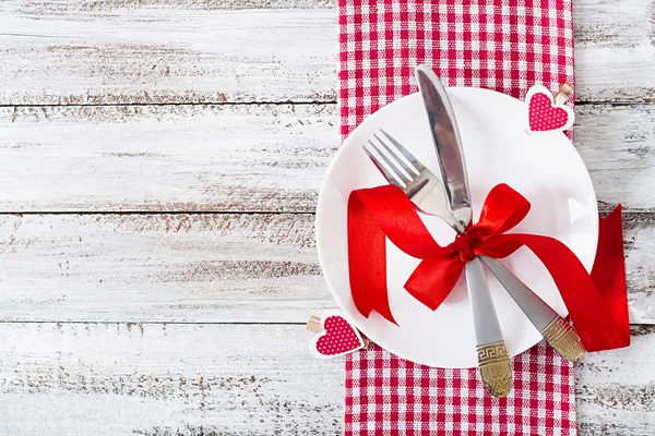 Romantic table setting for Valentines day in a rustic style. — Stock Photo, Image