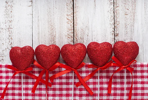 De dag van Valentijnskaarten achtergrond hartjes op een houten tafel. — Stockfoto