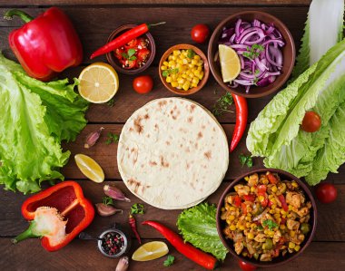 Et, Mısır ve ahşap zemin üzerine zeytin ile Meksika tacos
