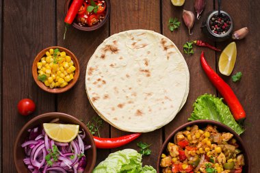 Et, Mısır ve ahşap zemin üzerine zeytin ile Meksika tacos