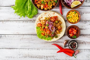 Et, Mısır ve ahşap zemin üzerine zeytin ile Meksika tacos