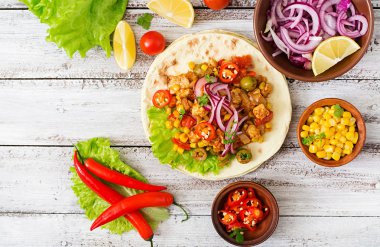 Et, Mısır ve ahşap zemin üzerine zeytin ile Meksika tacos