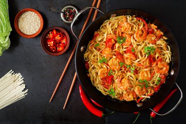 Udon makarna karides, domates ve kırmızı biber ile.
