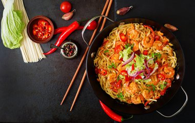 Udon makarna karides, domates ve kırmızı biber ile.