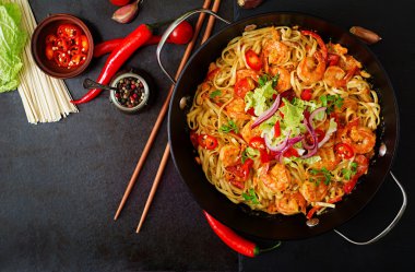 Udon makarna karides, domates ve kırmızı biber ile.