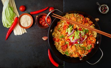 Udon makarna karides, domates ve kırmızı biber ile.