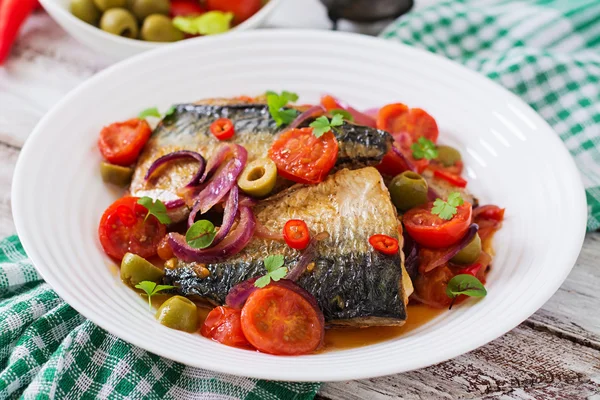 Grilled mackerel with vegetables in Mediterranean style — Stok fotoğraf