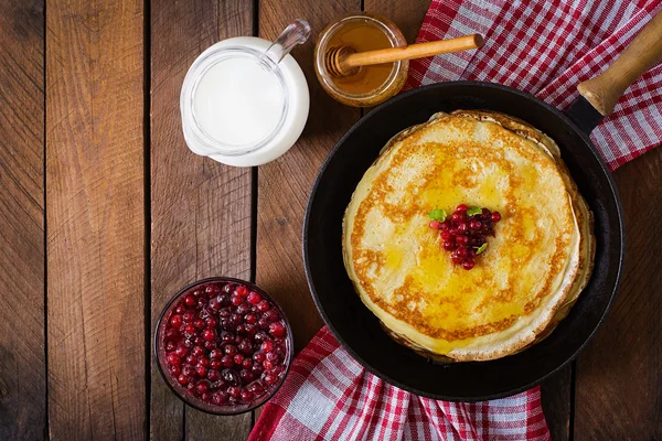 Panquecas douradas com geléia de cranberry e mel em um estilo rústico — Fotografia de Stock