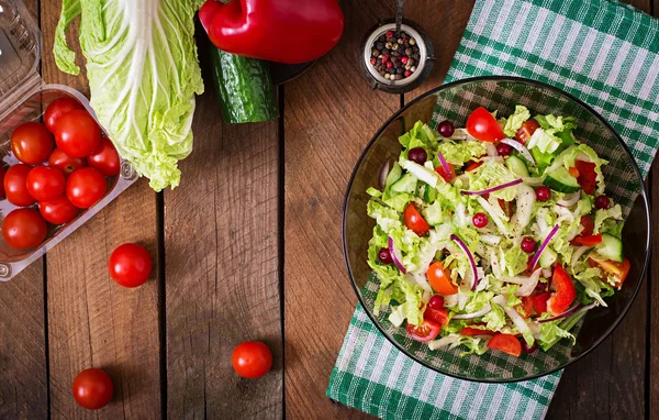Dieetsalade met verse groenten — Stockfoto