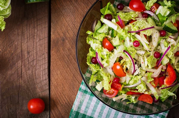 Taze sebzeli diyet salatası. — Stok fotoğraf