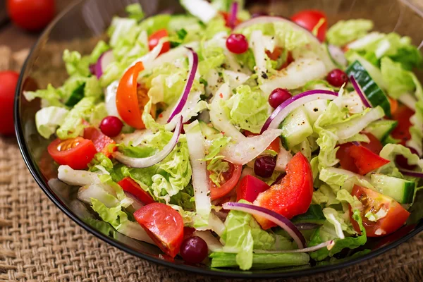 Dieetsalade met verse groenten — Stockfoto