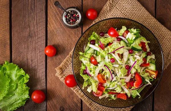 Dietsallad med färska grönsaker — Stockfoto