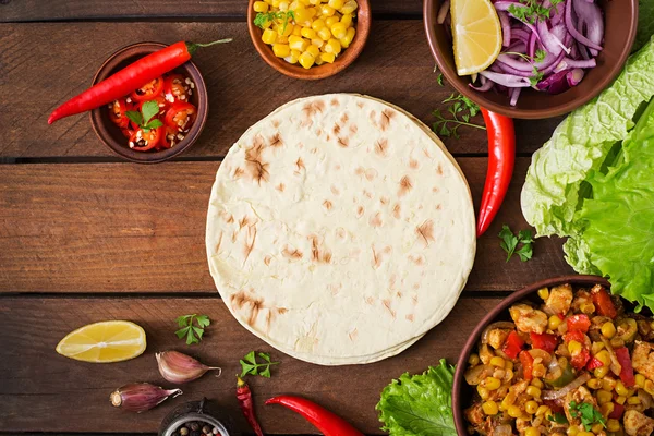 Tacos mexicanos con carne, maíz y aceitunas sobre fondo de madera —  Fotos de Stock