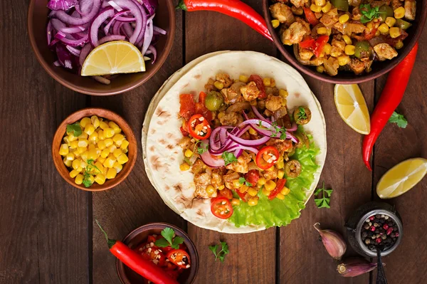 Mexikanische Tacos mit Fleisch, Mais und Oliven auf Holzgrund — Stockfoto