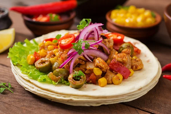 Meksykańskie tacos z mięsa, kukurydzy i oliwki na drewniane tła — Zdjęcie stockowe
