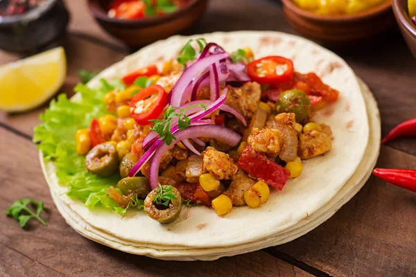 Mexicaanse taco's met vlees, maïs en olijven op houten achtergrond — Stockfoto