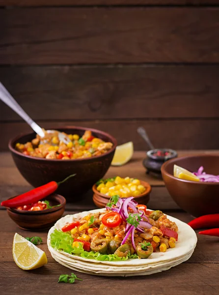 Mexicaanse taco's met vlees, maïs en olijven op houten achtergrond — Stockfoto