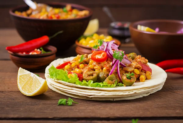 Mexican tacos with meat, corn and olives on wooden background — Stock Photo, Image