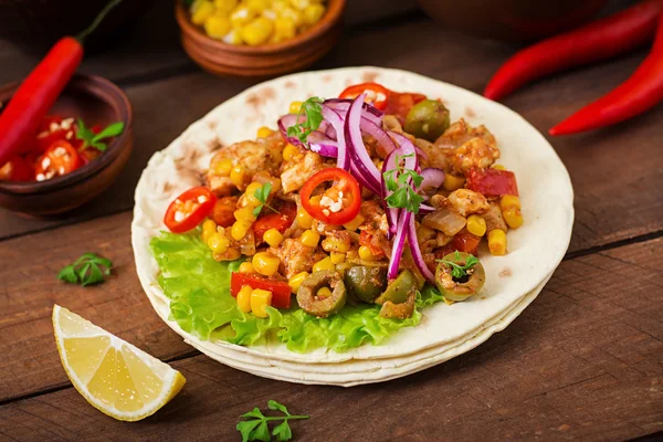 Tacos mexicanos con carne, maíz y aceitunas sobre fondo de madera — Foto de Stock