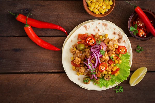 Mexicaanse taco's met vlees, maïs en olijven op houten achtergrond — Stockfoto