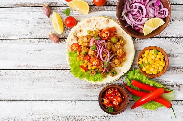 Mexicaanse taco's met vlees, maïs en olijven op houten achtergrond — Stockfoto