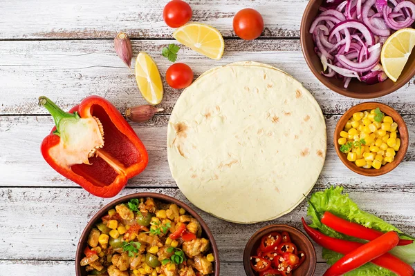 Tacos mexicanos com carne, milho e azeitonas em fundo de madeira — Fotografia de Stock