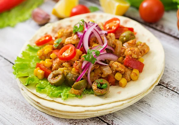 Tacos mexicanos com carne, milho e azeitonas em fundo de madeira — Fotografia de Stock