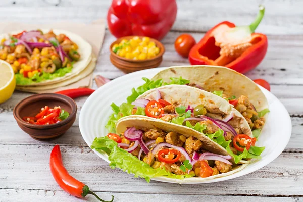 Tacos mexicanos con carne, maíz y aceitunas sobre fondo de madera — Foto de Stock