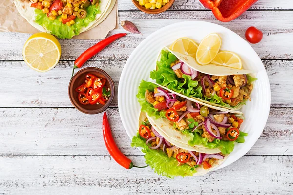 Tacos mexicanos con carne, maíz y aceitunas sobre fondo de madera —  Fotos de Stock