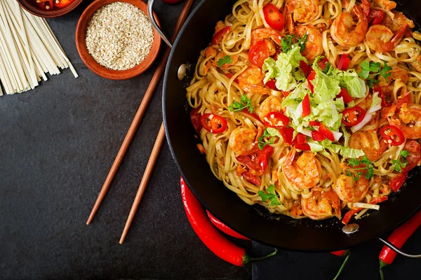 Udon tészta garnélával, paradicsom és paprika. — Stock Fotó