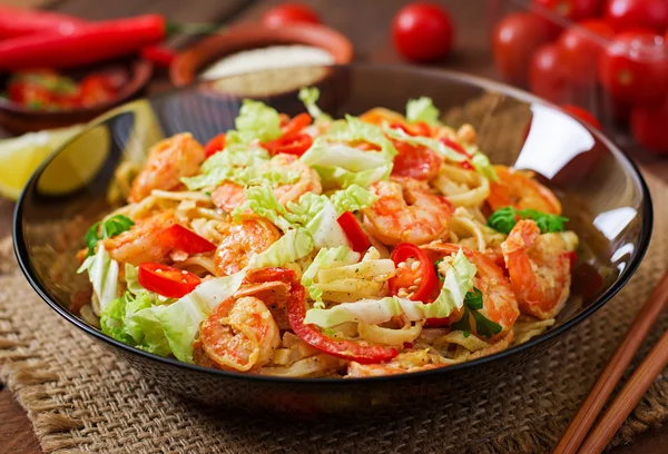 Pasta Udon con gamberetti, pomodori e paprica . — Foto Stock