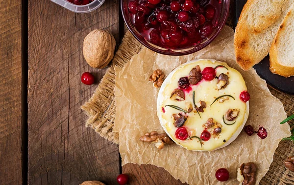 Pečený sýr Camembert s brusinkami a ořechy. — Stock fotografie