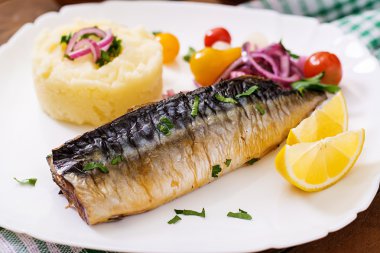 Patates püresi ile fırında uskumru