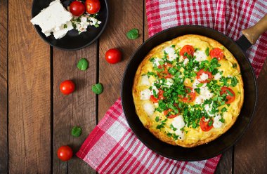 Omlet domates, maydanoz ve beyaz peynir