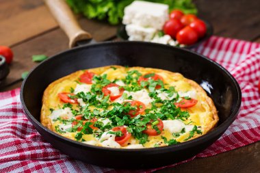 Omlet domates, maydanoz ve beyaz peynir