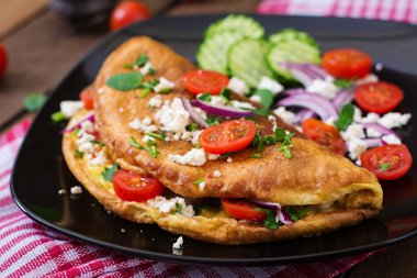 Omlet domates, maydanoz ve beyaz peynir