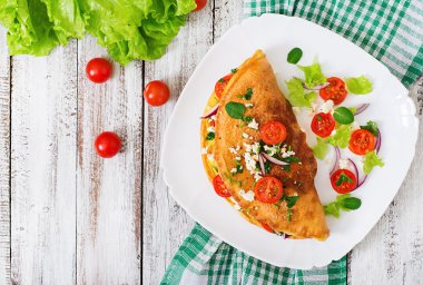 Omlet domates, maydanoz ve beyaz peynir